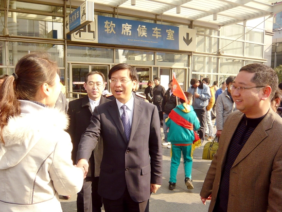 beat365·体育官网团委书记宋来陪同共青团上海市委副书记陈凯慰问beat365·体育官网志愿者